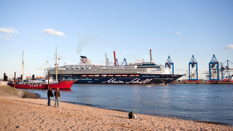 Kreuzfahrtschiff 'Mein Schiff' auf der Hamburger Elbe mit Blick vom Elbstrand