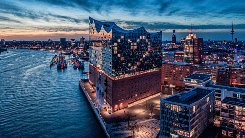 Hamburg Business informeirt über News zum Thema Innovation & Wissenschaft. Die Elbphilharmonie in Hamburg am Abend