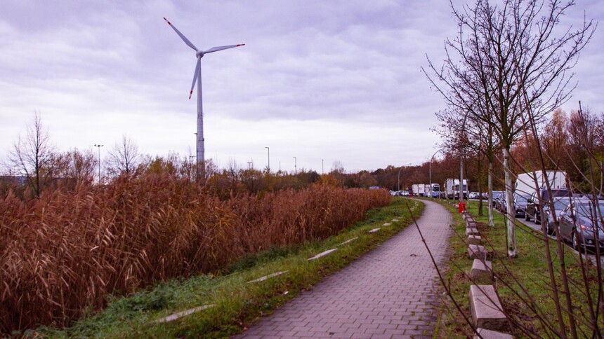 Green footpath with wind wheel at the Obergeorswerder industrial and commercial area
