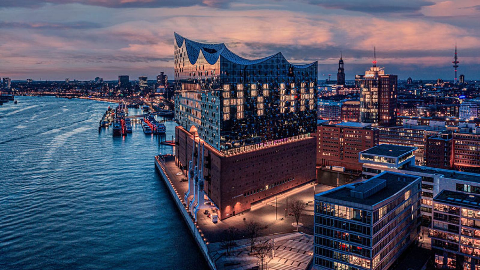 Hamburger Elbphilharmonie am Abend - Der Hafen ist Drehkreuz für die Wasserstoff-Wirtschaft