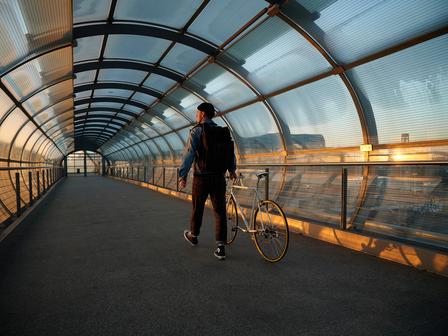 Mann mit Fahrrad in Hamburger U-Bahn-Station