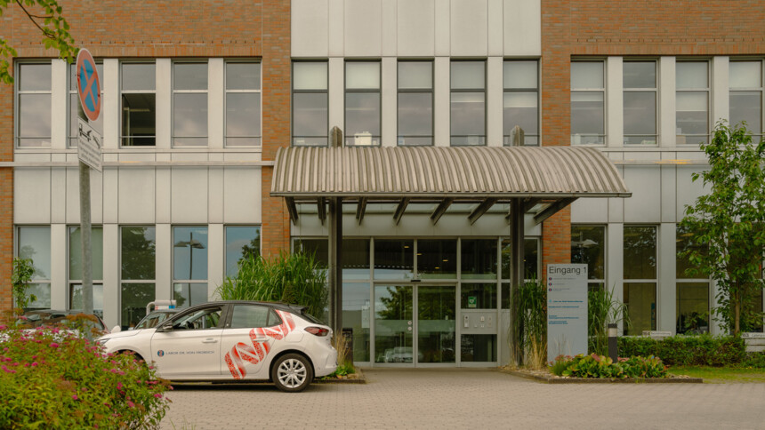 Gebäude von Labor Dr. von Froreich GmbH/GLP am Grossmoorbogen in Hamburg-Harburg