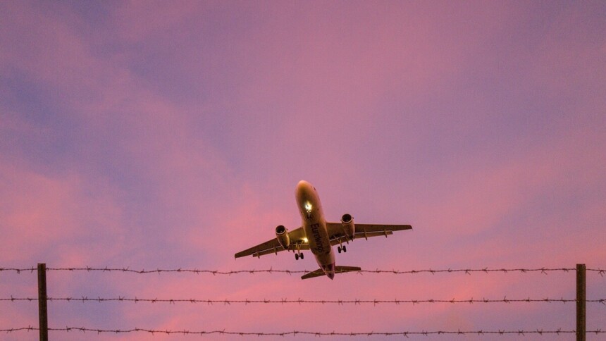 Aufsteigendes Flugzeug bei Sonnenuntergang 