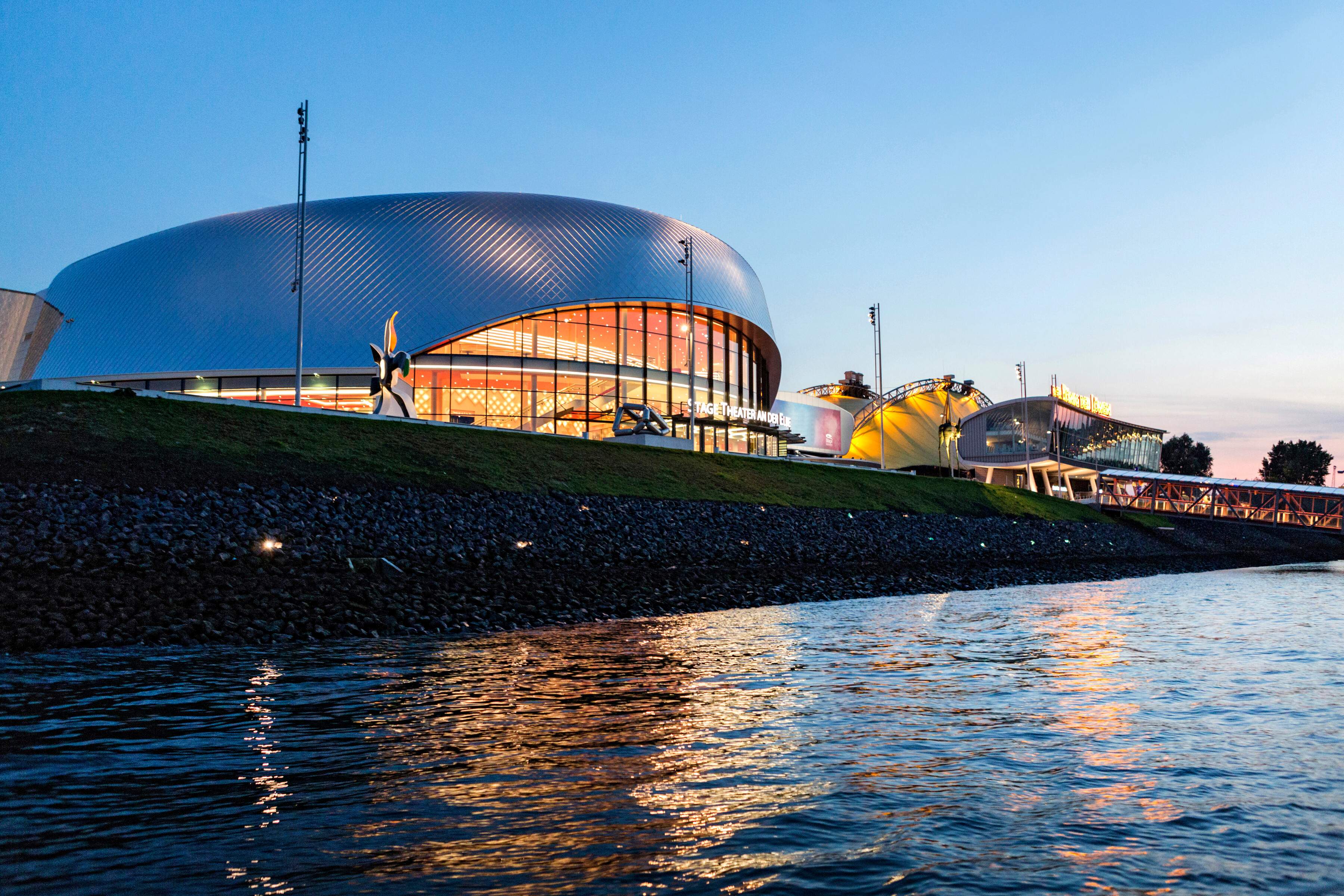 Panorama picture of the Stage Theater with the Elbe in the foreground